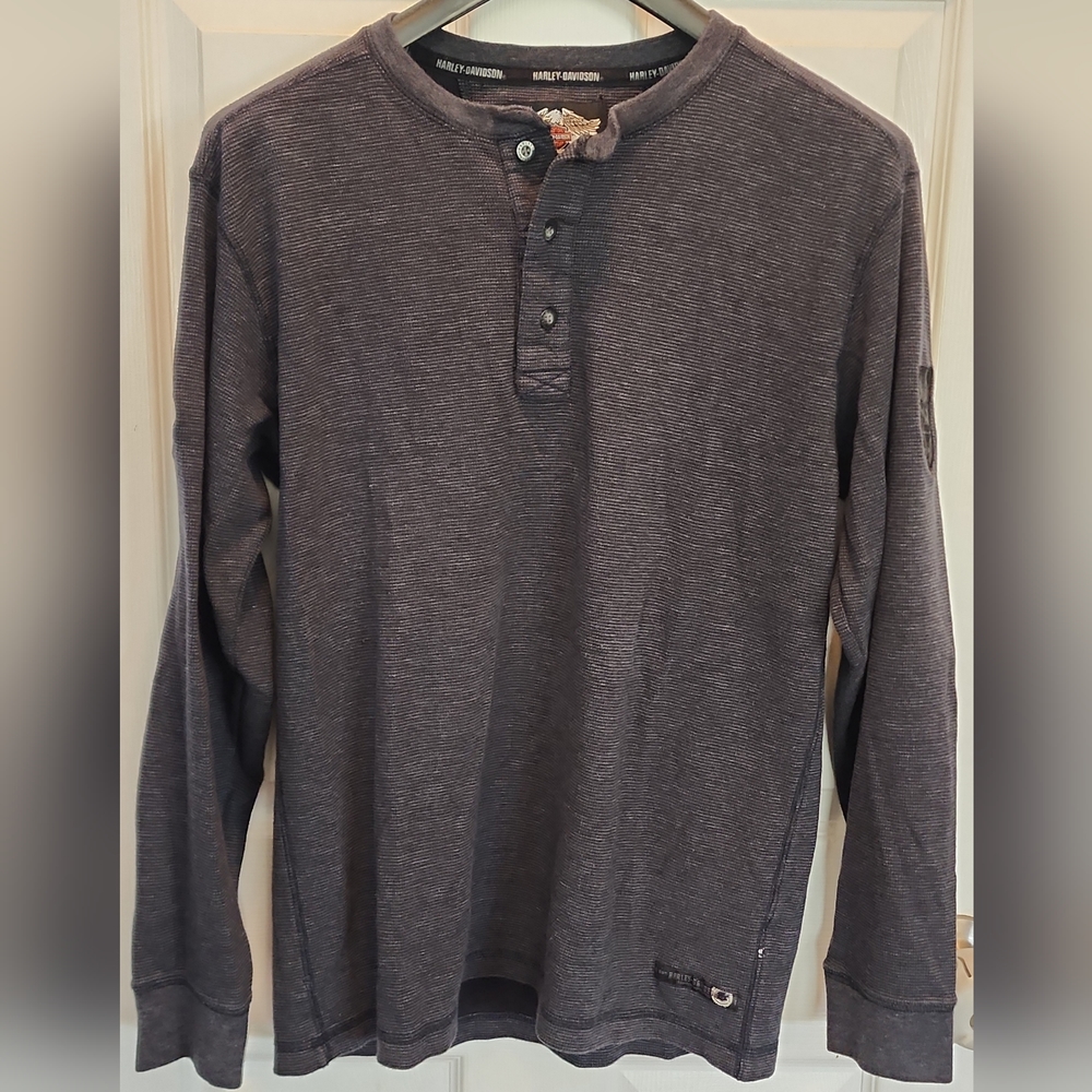 Harley Davidson Med charcoal gray henley LS, embroidered skulls logos.